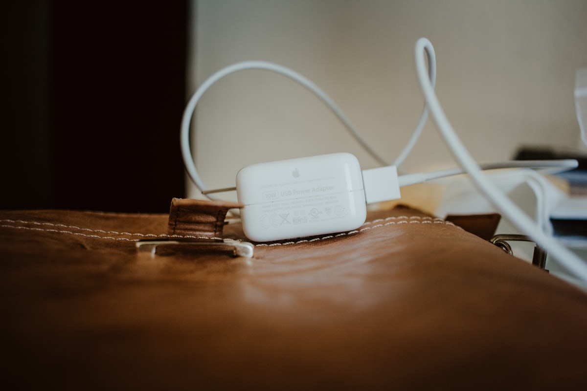 純正の充電アダプタの出力表示を確認するイメージ