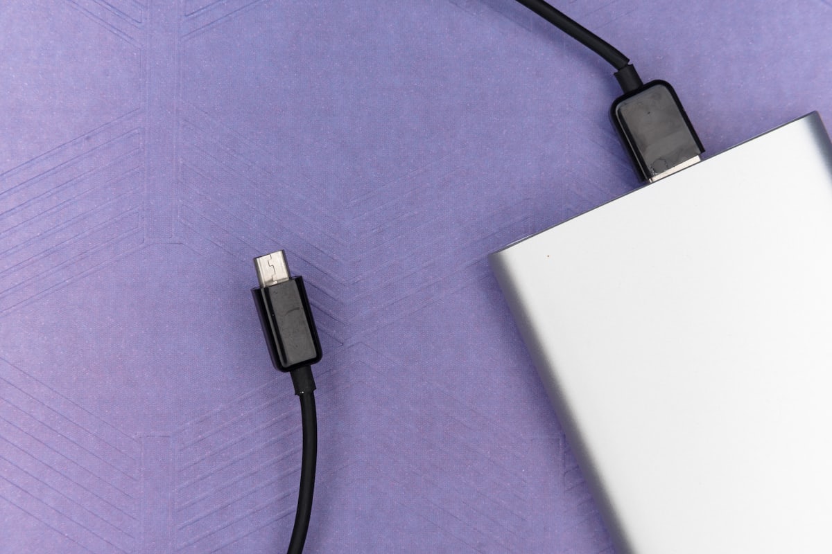 ノートパソコンをUSB-Cケーブルで充電しているイメージ