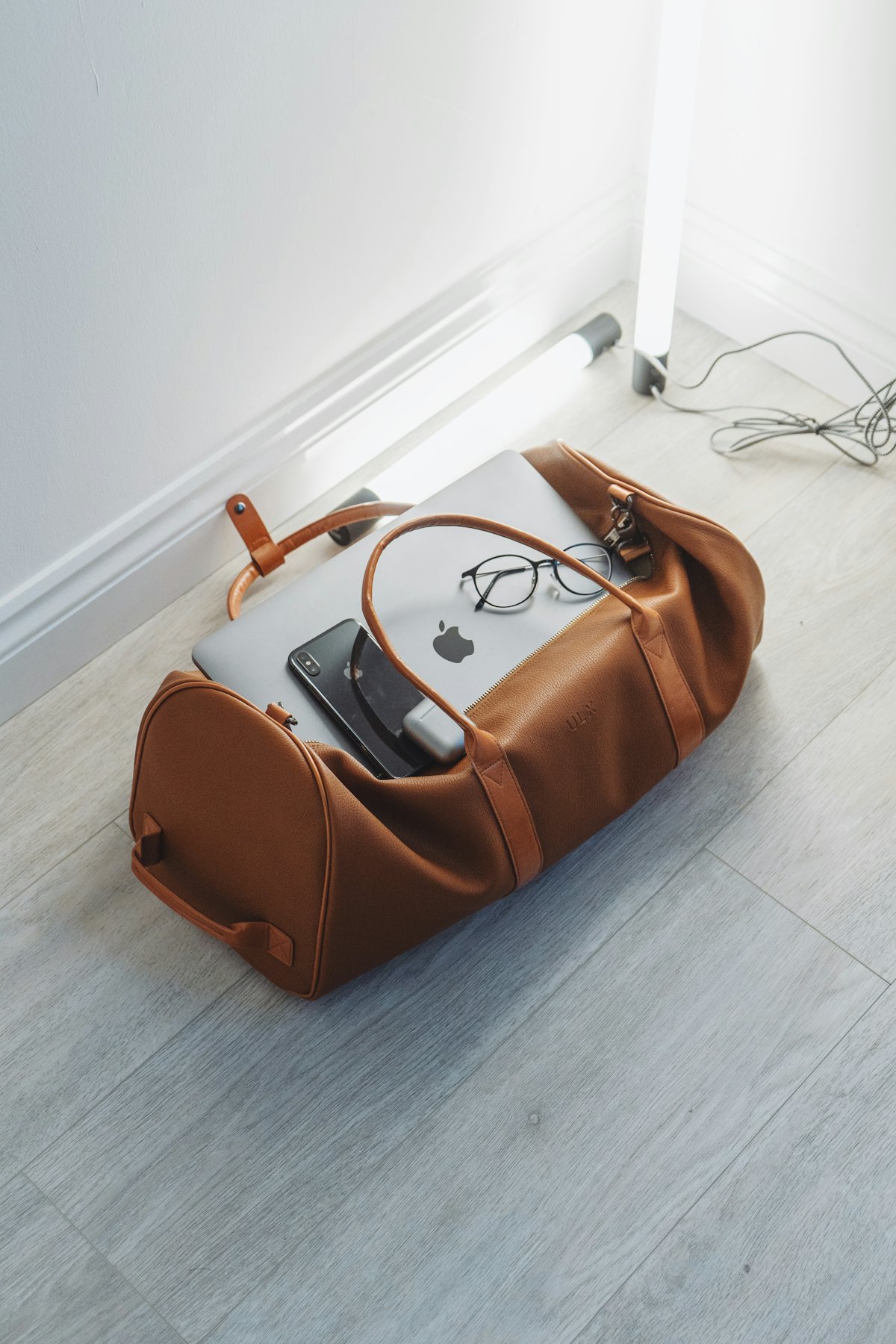 かばんに充電器とケーブルを入れて持ち歩くイメージ