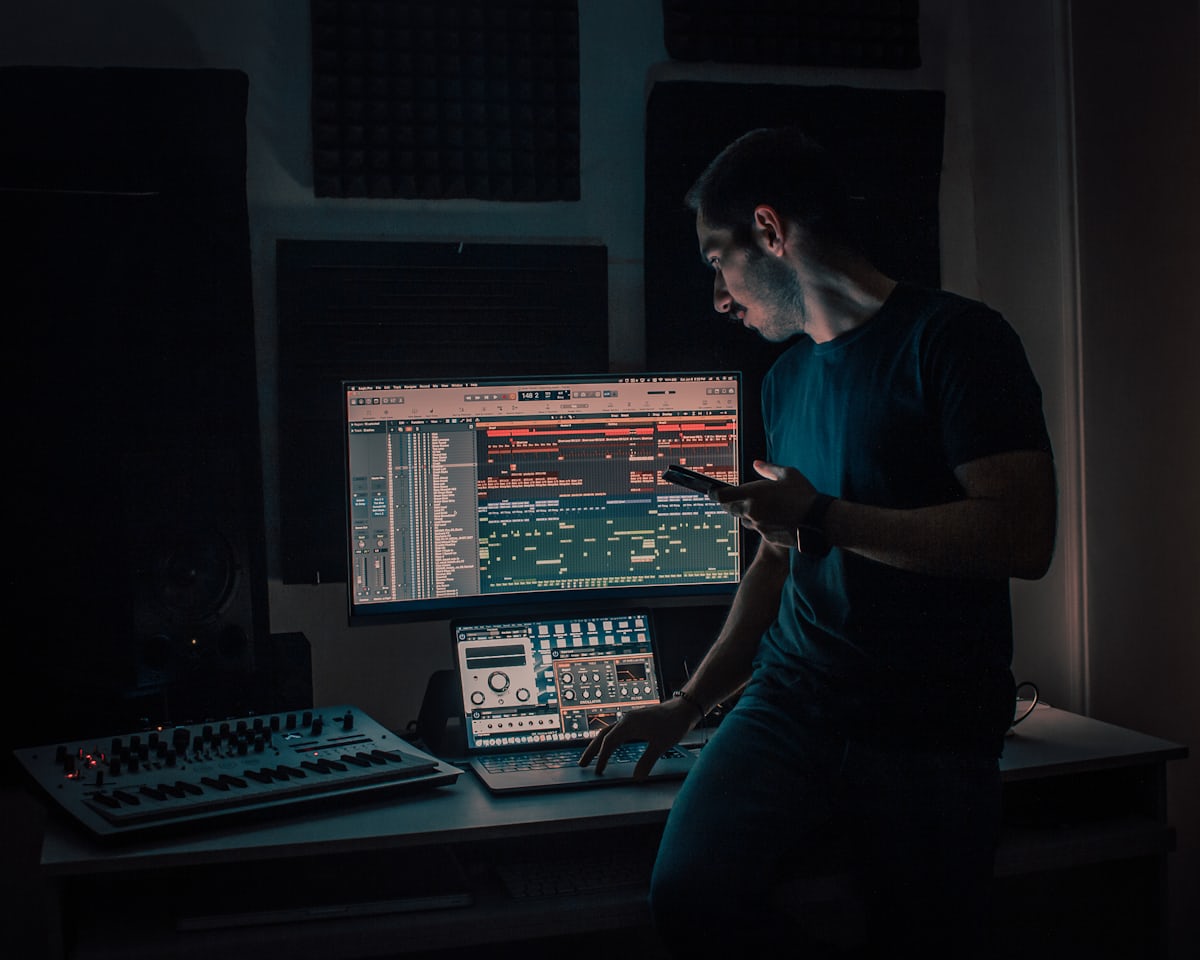 パソコンで音楽制作をしているイメージ