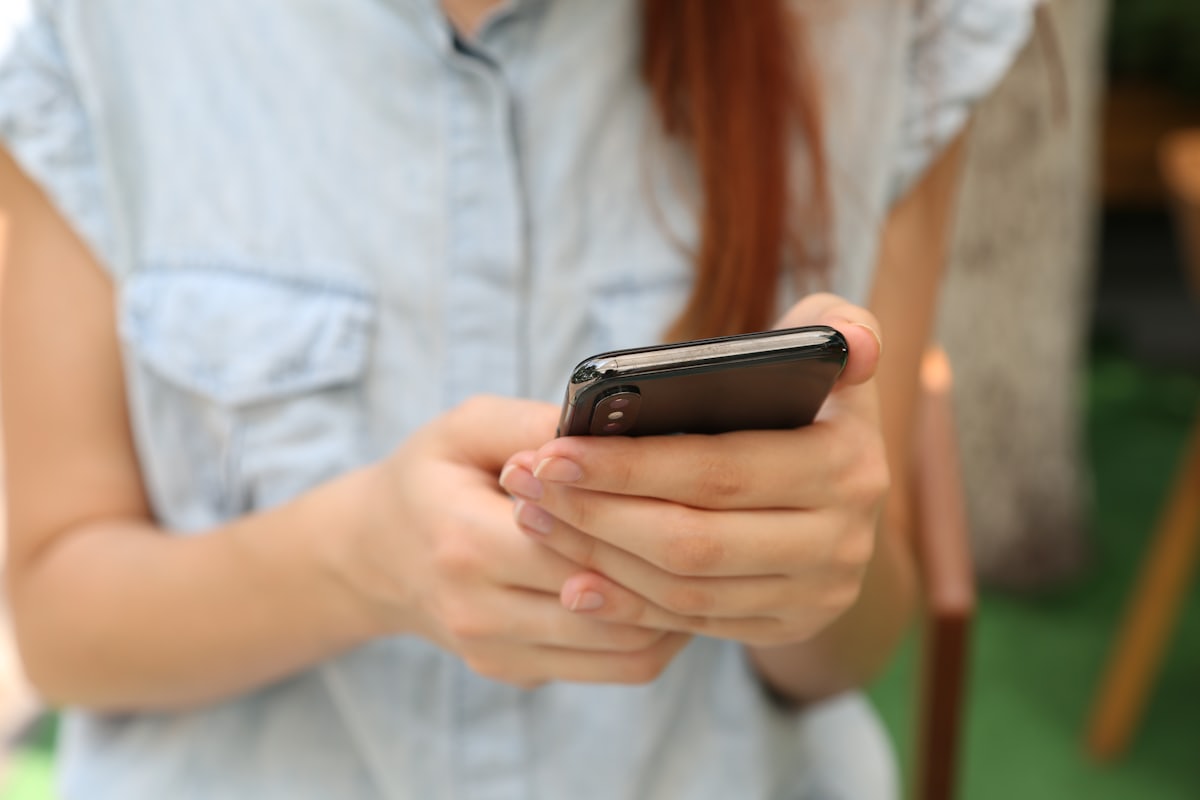 スマートフォンからAIを使うイメージ