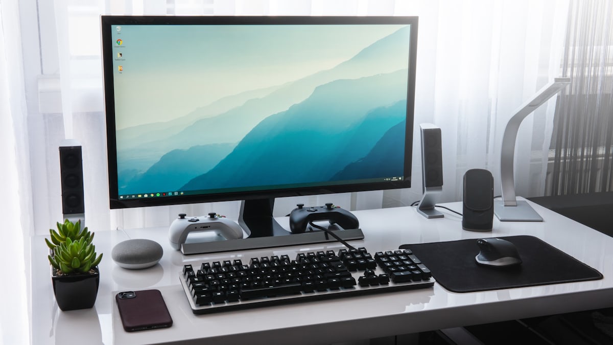 デスクに並んだMacと周辺機器のイメージ