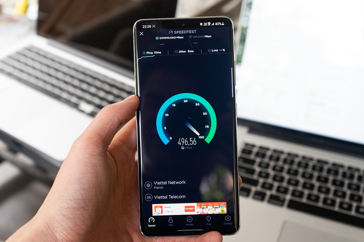 スマートフォンで通信速度を測っているイメージ